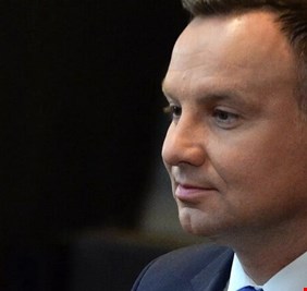 الرئيس البولندي يهنئ مشجع كرة قدم بدلا من أردوغان بالفوز في الانتخابات التركية