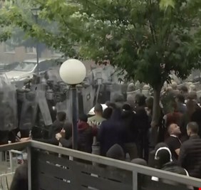 الاتحاد الأوروبي يدين العنف في كوسوفو ويدعو لوقف التصعيد