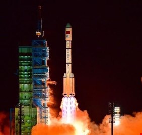 الصين تطلق مركبة فضائية مأهولة