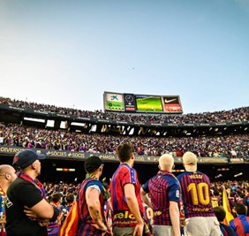 أسطورة ريال مدريد يجذب الأنظار في حفل توديع نجم برشلونة بوسكيتس