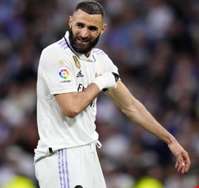 بنزيما يخرج عن صمته ويعلق على أنباء رحيله عن ريال مدريد