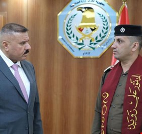 وزير الداخلية يحتفي بمنتسب حصل على شهادة البكالوريوس في طب و جراحة الأسنان