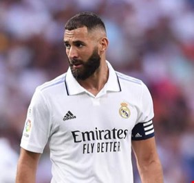 قبل الرحيل.. بنزيما يمنح بيريز هدية أخيرة
