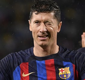 نجم برشلونة على طاولة الدوري السعودي