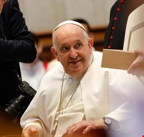 نقل البابا فرنسيس إلى المستشفى