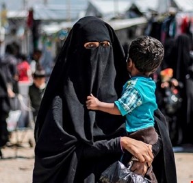 العراق يعيد 700 شخص من مخيم الهول السوري