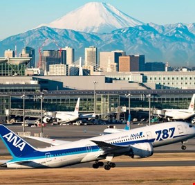 اصطدام طائرتين في مطار هانيدا الياباني