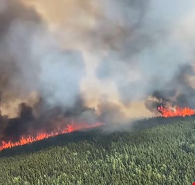 حرائق الغابات تستعر في كندا وقد تستمر 