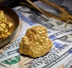 عالمياً.. صعود الذهب ونزول الدولار