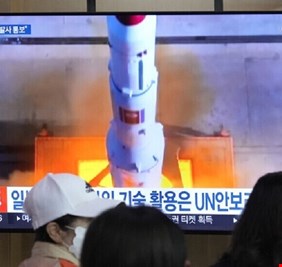 انتشال حطام صاروخ الفضاء الكوري الشمالي من البحر الأصفر