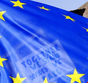 وسائل إعلام: الاتحاد الأوروبي يعد حزمة مساعدات بقيمة نحو 50 مليار يورو لأوكرانيا