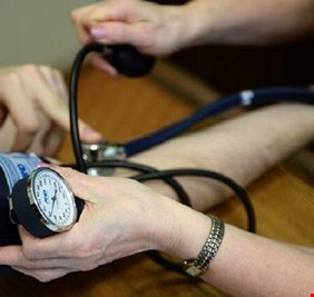 طبيب قلب يكشف الخطأين الرئيسيين لمرضى ارتفاع مستوى ضغط الدم