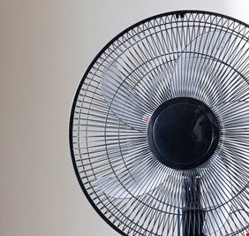 استخدام مروحة كهربائية في الليل يمكن أن يسبب أربع مشاكل صحية