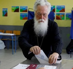 اليونانيون يصوتون لانتخاب برلمان جديد