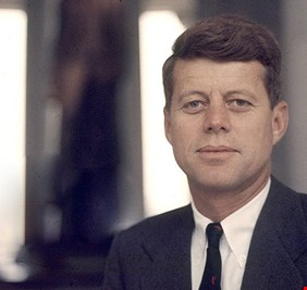 بايدن يوافق على تأجيل نشر جزء من وثائق اغتيال كينيدي السرية