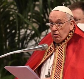 البابا فرنسيس: السماح بحرق المصحف أمر مرفوض ومدان