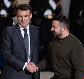 ماكرون يعبر عن دعمه لزيلينسكي عشية قمة الناتو