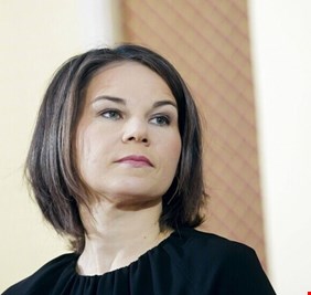 وزيرة خارجية ألمانيا تدعو إلى وضع استراتيجية أمنية ضد روسيا