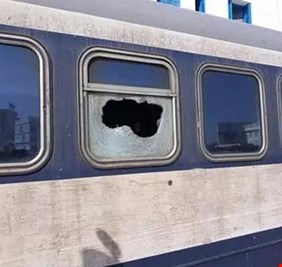 من المسؤول عن قذف القطار بالحجر؟
