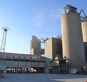 العراق يوقع عقداً مع الصين لانشاء معمل اسمنت بطاقة 2 مليون طن سنوياً