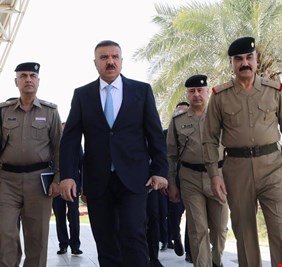 وزير الداخلية يؤكد على الاهتمام بالجوانب التدريبية خلال زيارته كلية الشرطة