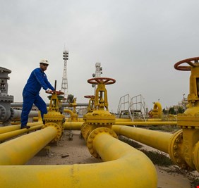 لأول مرة منذ نيسان.. خام برنت يتخطى حاجز الـ80 دولاراً للبرميل