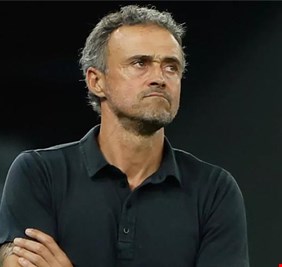 إنريكي يطالب إدارة باريس سان جيرمان بالتخلص من 9 لاعبين