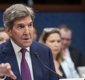 كيري يحث الصين على تكثيف جهودها بشأن المناخ