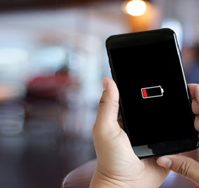 خبراء في التكنولوجيا يكشفون عن تطبيقات تستنفد بطارية هاتفك الذكي!