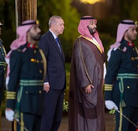 بعيدا عن عدسات الكاميرات.. ماذا دار بين أردوغان وبن سلمان؟