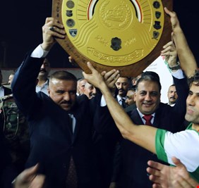 بعد أن توج بطلاً لدوري الكرة الممتاز.. وزير الداخلية يشارك نادي الشرطة فرحته في هذا الاستحقاق