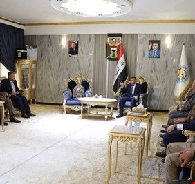 وزير الداخلية يكرم نخبة من الضباط القادة المترقين الى رتبة أعلى