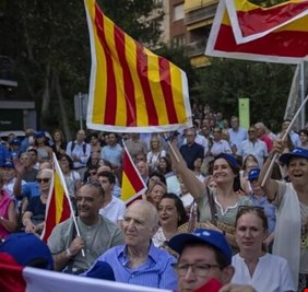 الإسبان يصوتون في انتخابات مبكرة قد تؤدي إلى عودة اليمين