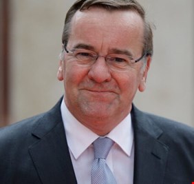 ألمانيا تعلن إلغاء زيارة وزير دفاعها إلى بغداد و تتخذ إجراءات لحماية بعثتها