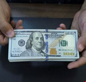 الكاظمي يكشف عن حزمة إجراءات لخفض سعر الدولار