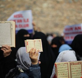 البحرين تستدعي دبلوماسية سويدية احتجاجا على تدنيس نسخ من القرآن