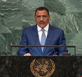 عسكريون يعلنون الإطاحة برئيس النيجر محمد بازوم