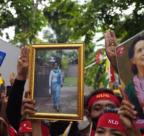 ميانمار.. نقل الزعيمة السابقة أونغ سان سو تشي من السجن إلى مبنى حكومي