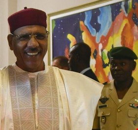 باريس تكشف عن أخبار رئيس النيجر المحتجز من قبل عناصر حراسته