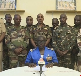 الاتحاد الأوروبي يطالب العسكريين في النيجر بالإفراج عن أعضاء الحكومة