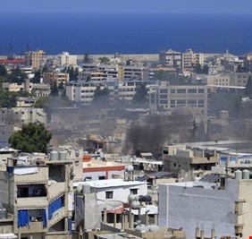 8 قتلى وأكثر من 40 مصابا.. محاولات لتثبيت وقف النار بمخيم عين الحلوة جنوب لبنان