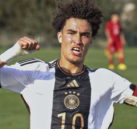 عراقي الأصل.. برشلونة يتعاقد مع لاعب واعد