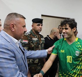 وزير الداخلية يهاتف الملاك التدريبي ولاعبي نادي الشرطة الرياضي بعد تأهلهم الى نصف نهائي أبطال العرب