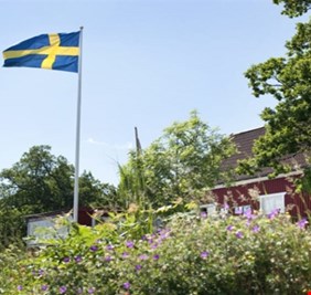 إلقاء زجاجة مولوتوف على السفارة السويدية في بيروت