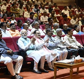 الهند.. حكومة مودي تنجو من 