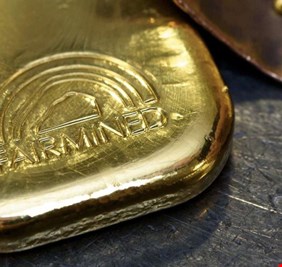 الذهب يتراجع للأسبوع الثالث على التوالي مع ارتفاع الدولار