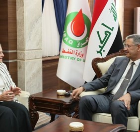 السفيرة الأمريكية رومانوسكي تبحث مع وزير النفط ملف الطاقة