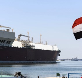 مصر.. تعويم ناقلة غاز طبيعي مسال بعد جنوحها في قناة السويس