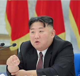 الزعيم كيم يوبخ الحكومة على ما فعلته 