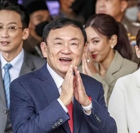 رئيس الوزراء التايلاندي السابق من المنفى إلى المشفى